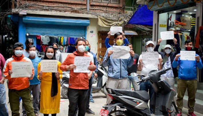 व्यापारी भन्छन्– सरकारलाई तालाचाबी बुझाउँछौं!