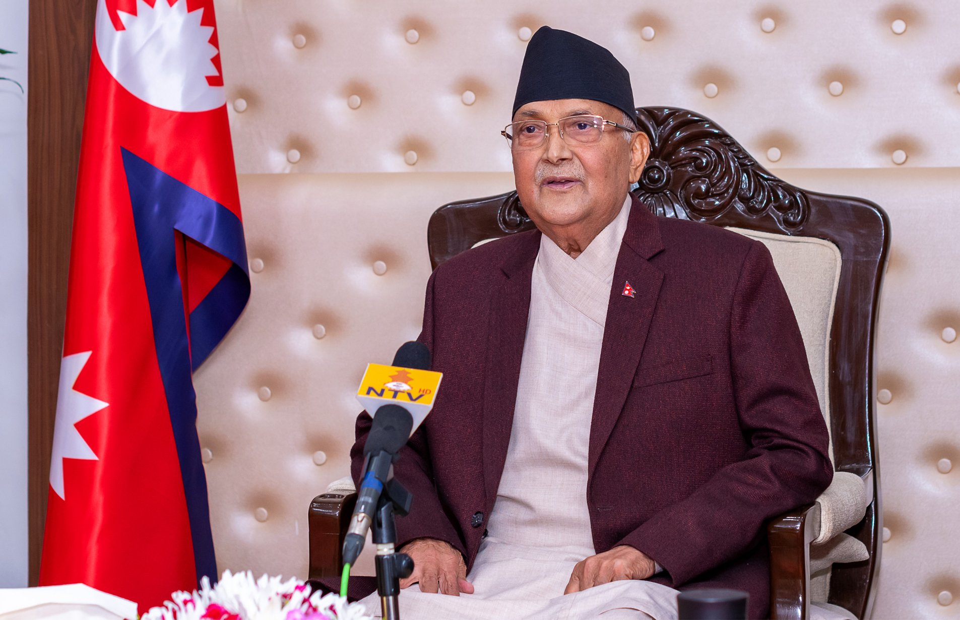 विवेकशील साझा पार्टीका पूर्वअध्यक्ष रवीन्द्र मिश्रले नेकपा एमालेका अध्यक्ष केपी शर्मा ओलीसँग भेट