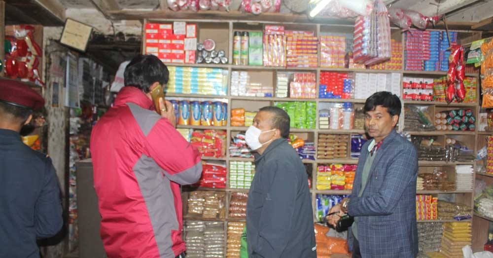 लकडाउनको मौका छोपी म्याद गुज्रिएका सामान बेचबिखन