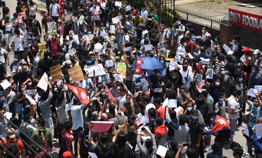 बालुवाटारमा विरोध प्रदर्शन ,पानीको फोहोरा र अश्रुग्याससमेत प्रहार ( फोटो सहित)