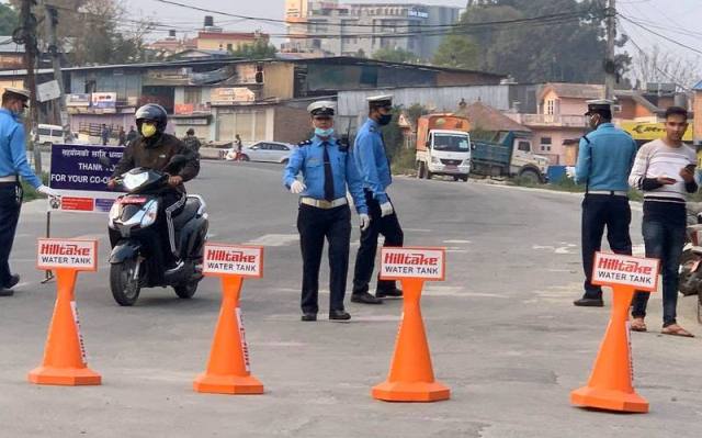 भौतिक दूरी कायम नगर्ने सार्वजनिक सवारी कारवाहीमा