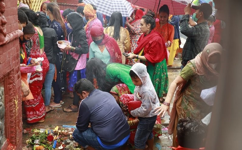 आज साउन महिनाको दोस्रो सोमबार, पशुपतिसहित अधिकांश शिवालयहरुमा जल चढाउने र पूजा गर्नेहरुको घुइँचो