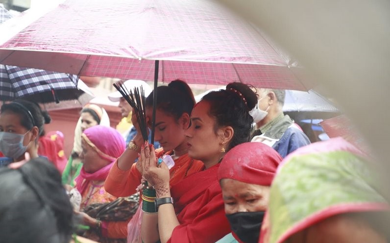 बन्द पशुपति मन्दिरअघि खुला हृदयका भक्तजन (फोटो फिचर)