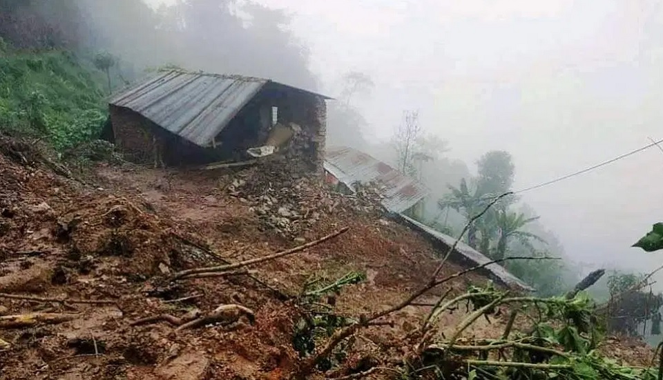 डोटीको आदर्शमा घर भत्किँदा चारको मृत्यु, पाँच घाइते