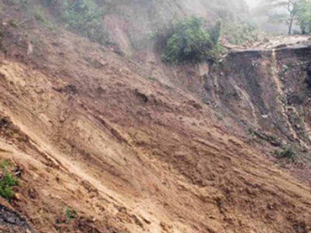 कालिखोलामा पहिरो खस्दा राजमार्ग पूर्ण अवरुद्ध