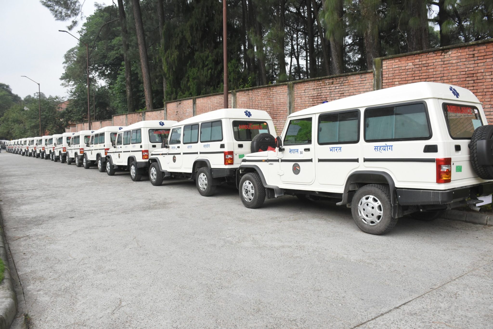 गान्धी जयन्तीमा भारतले नेपाललाई दियो ४१ एम्बुलेन्स र ६ बस