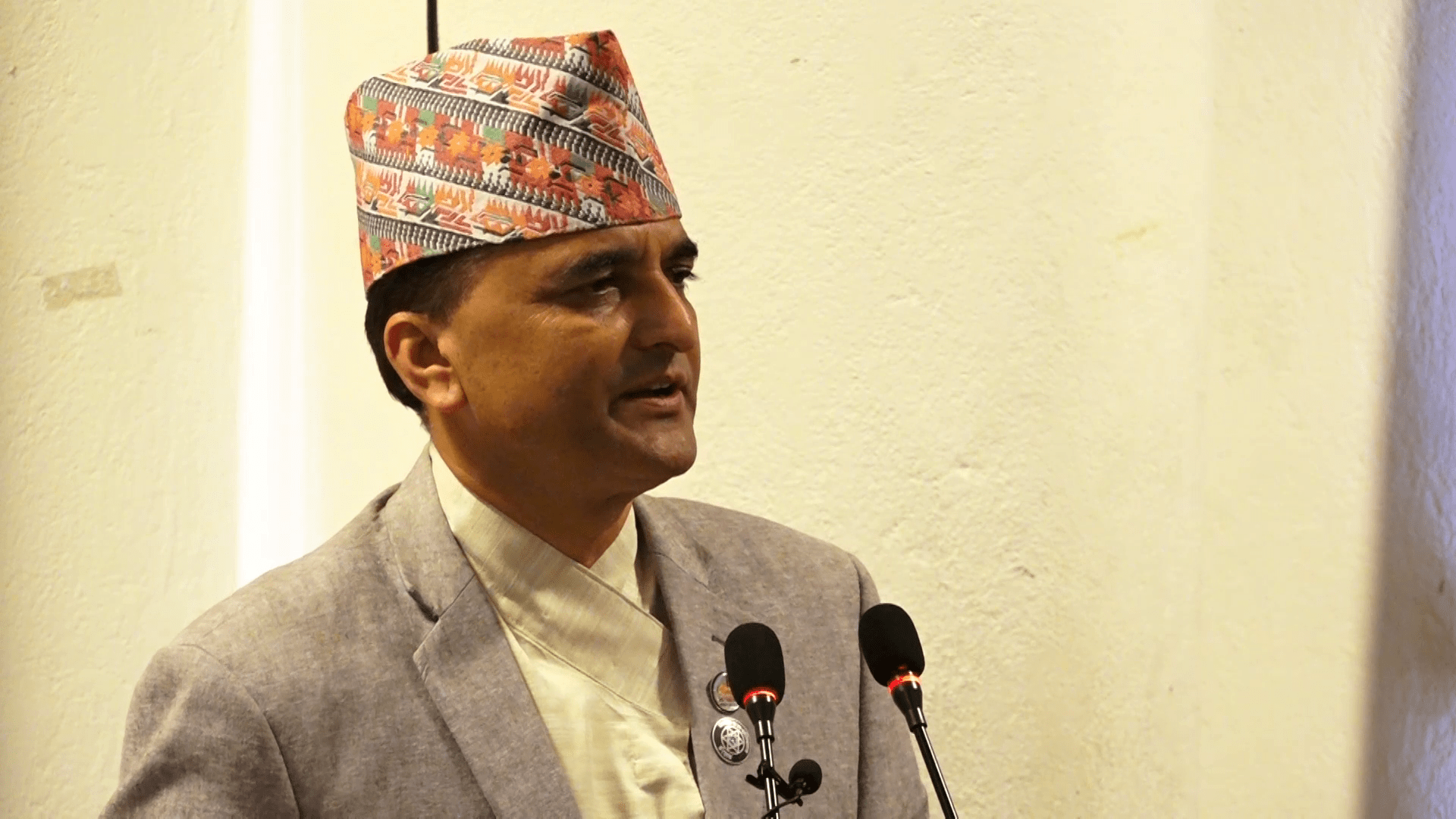 नेकपा एमालेका सचिव एवं सांसद योगेश भट्टराई सवार गाडीमाथि  तोडफोड