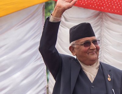 एक्लाएक्लै फकाउँदै ओली