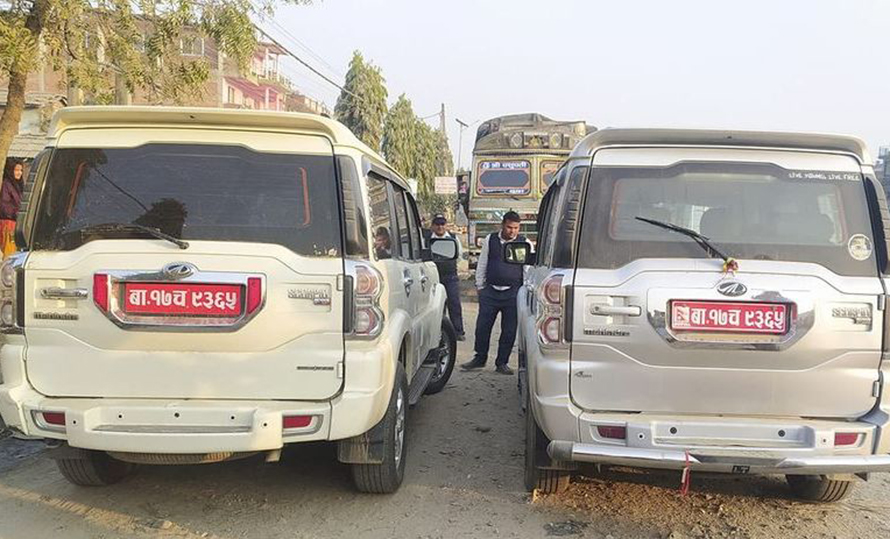 नक्कली नम्बर प्लेट राखेर गाडी चलाउने व्यक्ति पक्राउ