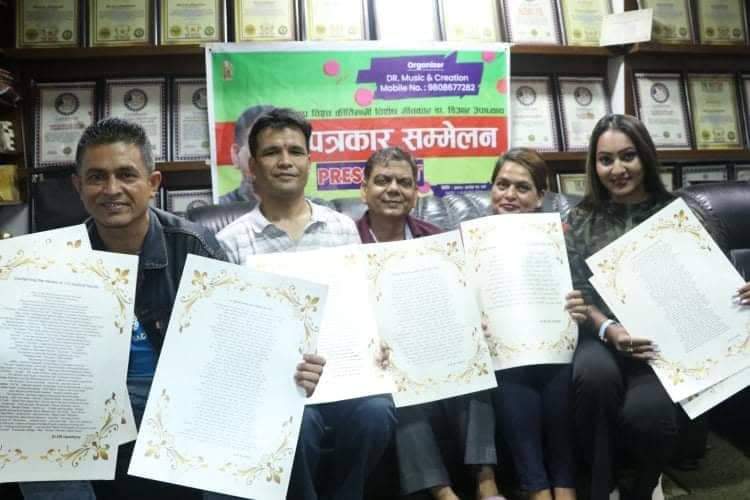 विश्व किर्तीमानी गीतकार उपाध्यायले सार्वजनिक गरे फरक शैलीका ७ गीतिकविता