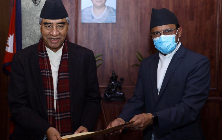 रक्षामन्त्री रिजालले प्रधानमन्त्रीलाई बुझाए राजीनामा