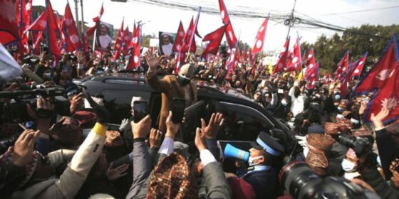 पूर्वराजा ज्ञानेन्द्र शाह माल्यार्पण गर्न सिंहदरबार पुगे