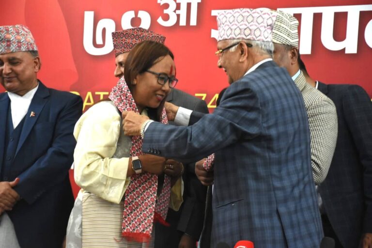 अष्ट्रेलियाको लागि पुर्व नेपाली राजदुत लक्की शेर्पा आज नेकपा एमाले प्रवेश