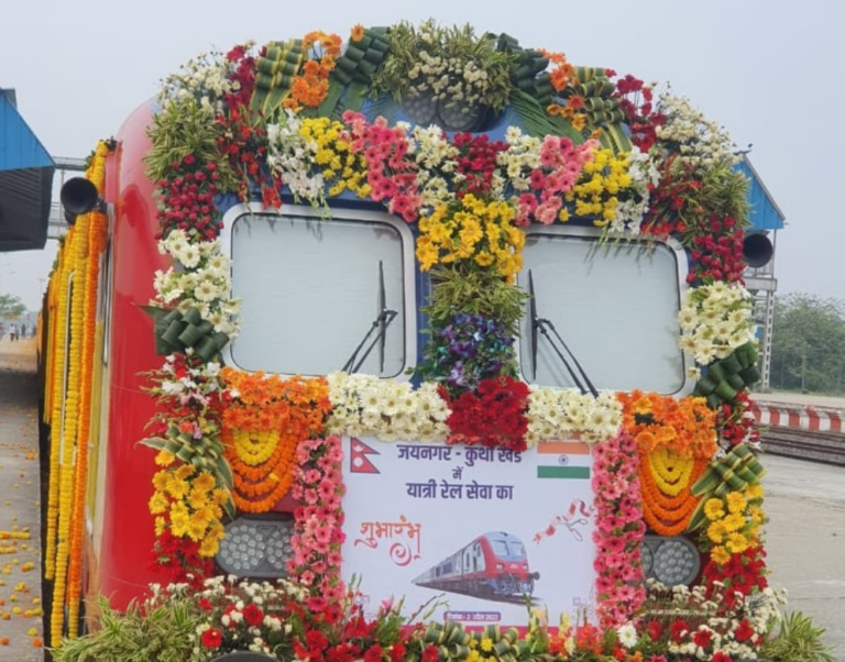 प्रधानमन्त्री शेरबहादुर देउवा र भारतीय समकक्षी नरेन्द्र मोदीले हरियो झण्डा देखाएर जयनगर कुर्था रेल उद्घाटन