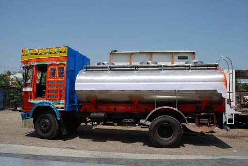 सर्लाहीकाे धरहराबाट दूध बोक्ने ट्यांकरभित्र अवैध मलखाद राखेर ल्याउँदै गरेको ट्यांकर नियन्त्रणमा