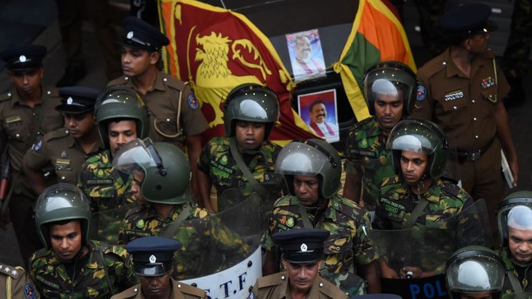 श्रीलंकामा प्रदर्शनकारीहरुले राष्ट्रपतिको सरकारी निवासमा प्रदर्शन गरे