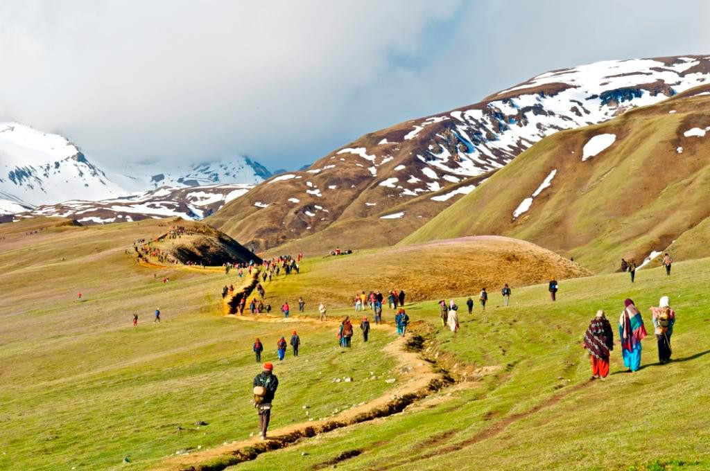 यार्सा सङ्कलनका लागि जुम्लाको पाटन क्षेत्रमा  भीडभाड बढयाे