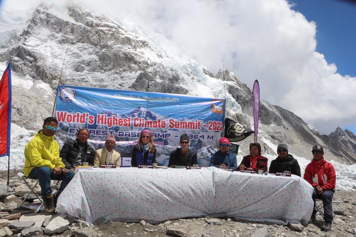 सगरमाथा आधार शिबिरमा अमेरिकी  बैज्ञानिक सम्मीलित बिचार गोष्ठी सम्पन्न