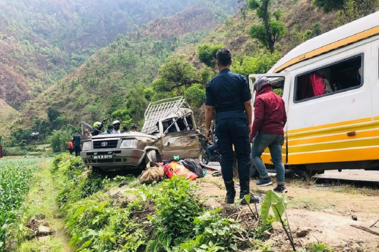 पर्यटक बोकेको गाडी र जिप ठोक्किँदा ५ जनाको मृत्यु
