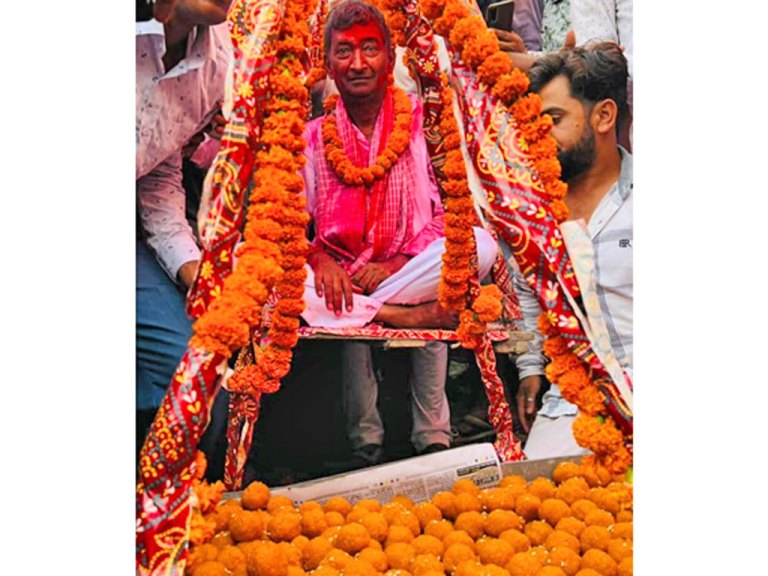 कलैया उपमहानगरपालिकाका नवनिर्वाचित मेयर विनोद साह र उपमेयर रौशन प्रविनलाई समर्थकले उनीहरूकै तौल बराबरको लड्डुले स्वागत