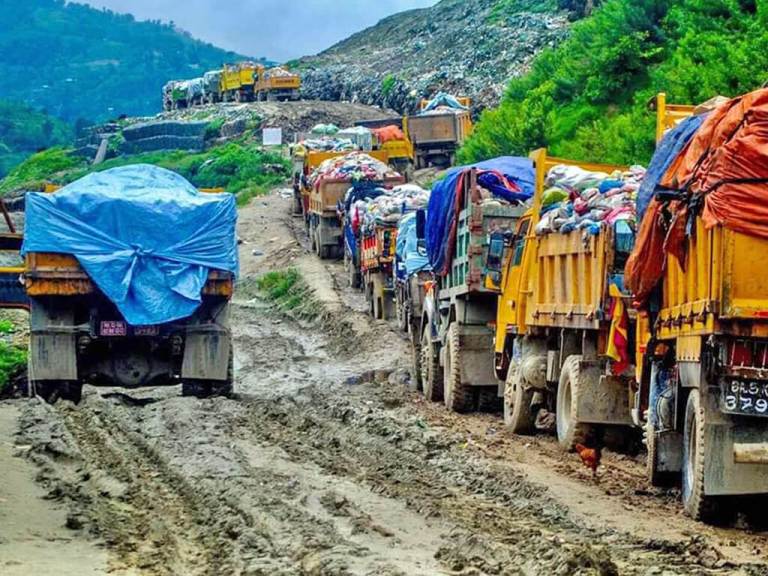 काठमाडौं उपत्यकाको फोहोर लिएर आज २८४ फोहोरका गाडी बन्चरेडाँडा पुगे