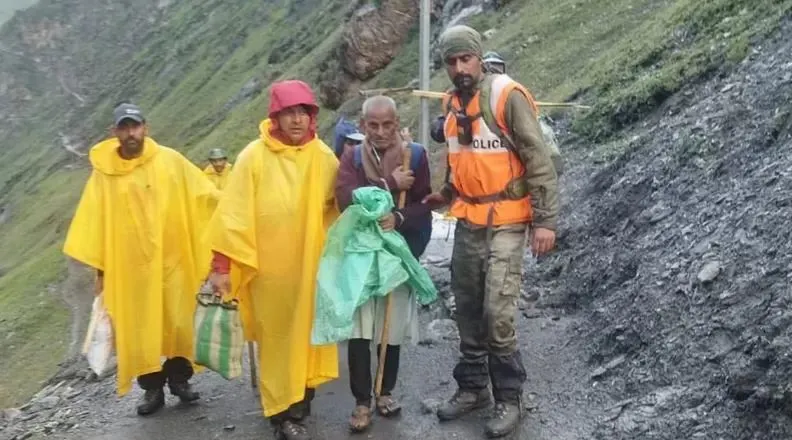 अमरनाथ मन्दिर नजिकै आएको आँधी र वर्षाका कारण १५ जनाको मृत्यु
