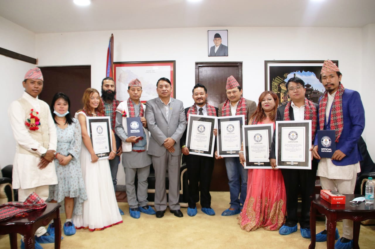विश्व किर्तिमानीलाई प्रमाणपत्र वितरण