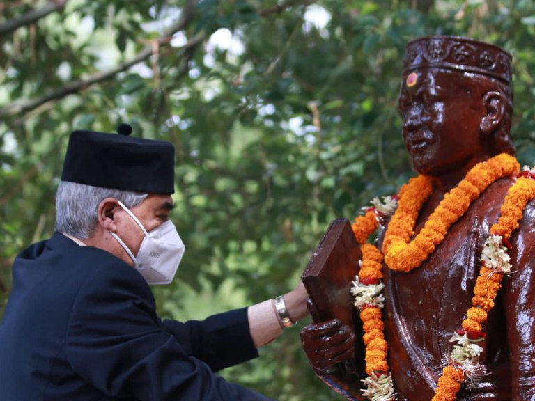 प्रधानमन्त्री शेरबहादुर देउवालेआदिकवि भानुभक्त आचार्यको प्रतिमामा माल्यार्पण