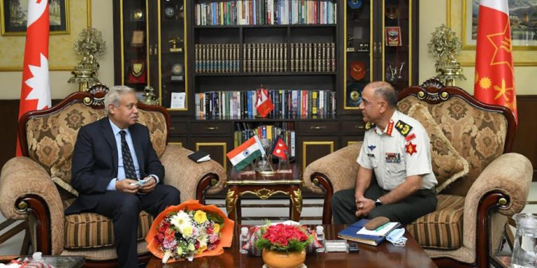 प्रधानसेनापति प्रभुराम शर्मा र नेपालका लागि भारतीय राजदूत नवीन श्रीवास्तवबीच भेट