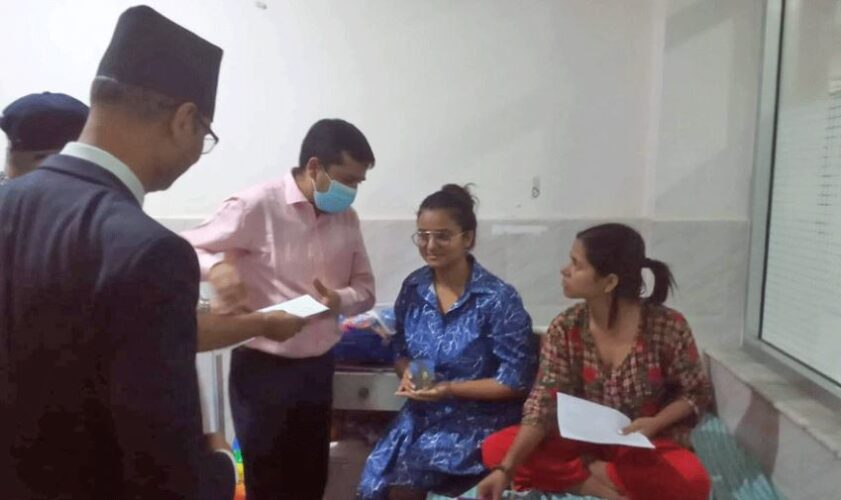 न्यायको माग गर्दै काठमाडौँमा विगत १७ दिनदेखि अनशनमा बसेकी निहारिकाले तोडिनअनशन