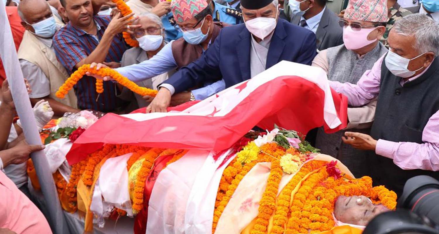 नेपाली कांग्रेस सभापति एवम् प्रधानमन्त्री शेरबहादुर देउवाले पार्टीको झण्डा ओढाई सम्मान गर्नु भयो