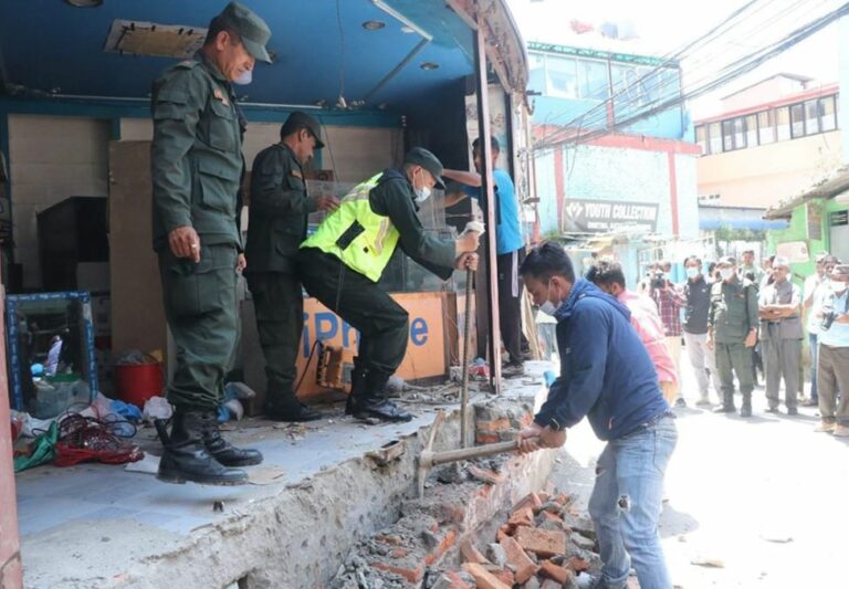 महानगरले शुक्रबार काठमाडौंको अनामनगर क्षेत्रमा रहेका अवैध संरचना डोजर लगायो