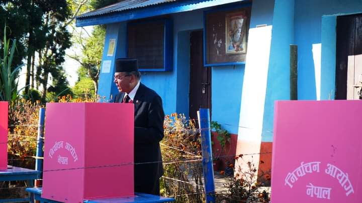 पूर्वप्रधानमन्त्री झलनाथ खनालले मतदान गरे
