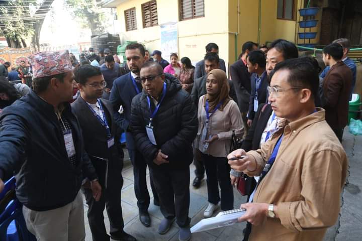 माल्दिभ्सका प्रमुख निर्वाचन आयुक्त तथा दक्षिण कोरियाका निर्वाचन आयुक्तसहितको प्रतिनिधिमण्डल निर्वाचनको अवलोकन गर्नुहुँदै
