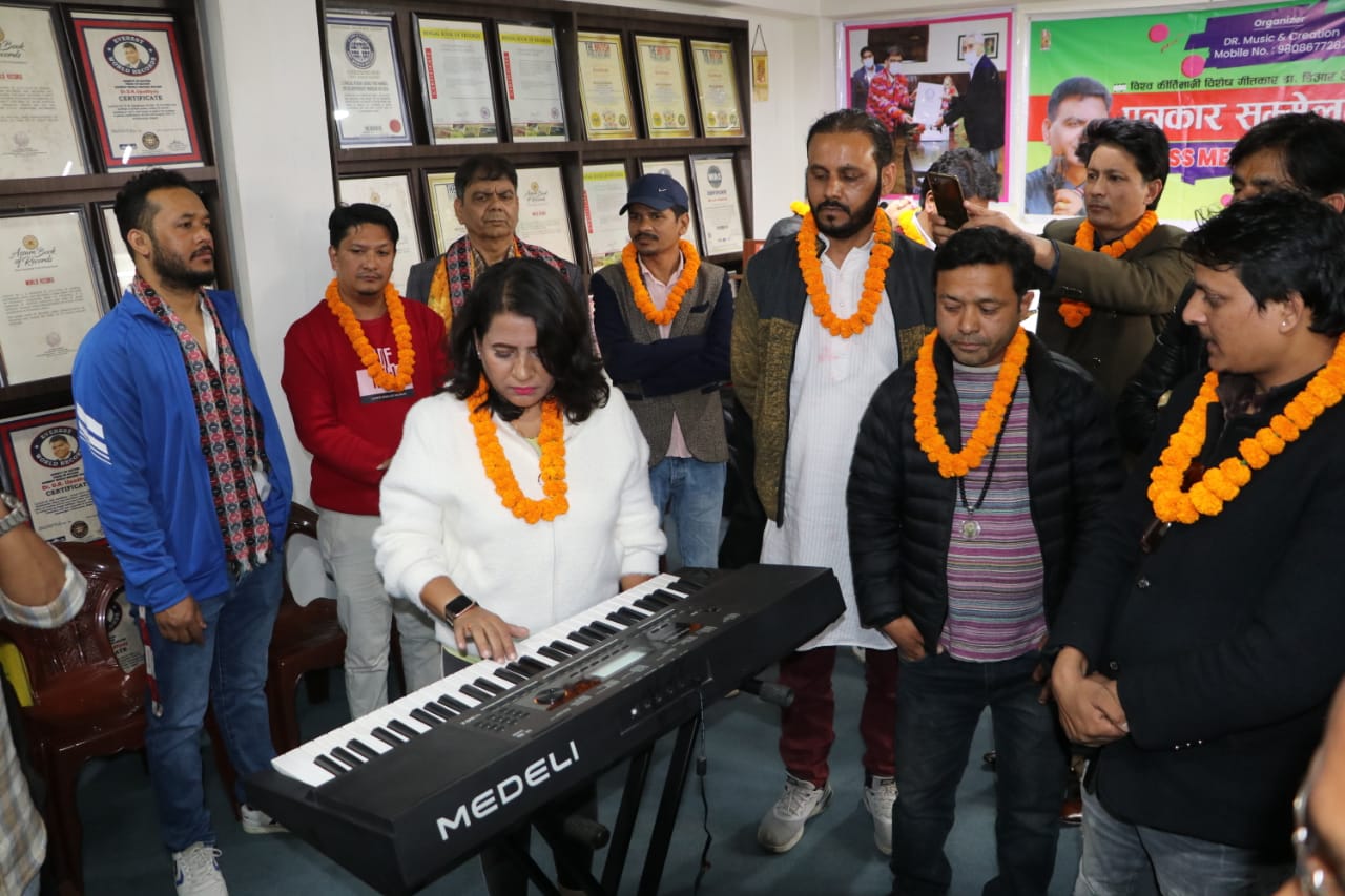 विश्वकीर्तिमानी गीतकार डा.डी .आर उपाध्यायका २५ वटा फरक-फरक गीतको मेलोडी (धुन) २५ जना संगीतकर्मीले एकै थलोमा क्रमैसँग पालैपालो पियानाे बजाए