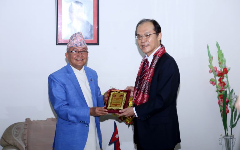 प्रमुख निर्वाचन आयुक्त दिनेशकुमार थपलिया र नेपालका लागि जापानी राजदूत युताका किकुताबीच आज भेटवार्ता