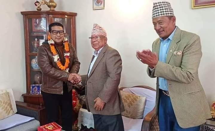 गण्डकी प्रदेशका युवा तथा खेलकुदमन्त्री दीपक मनाङे नेकपा एकीकृत समाजवादीमा प्रवेश