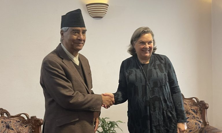 नेपाली कांग्रेसका सभापति शेरबहादुर देउवा र संयुक्त राज्य अमेरिकाका राजनीतिक मामिलासम्बन्धी उपविदेशमन्त्री भिक्टोरिया नुल्याण्ड शिष्टाचार भेटवार्ता