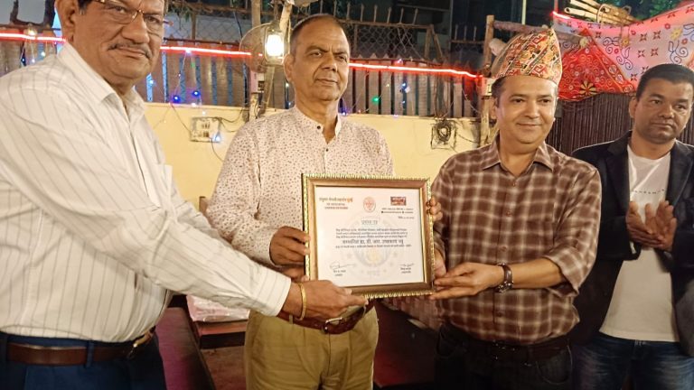 विश्व कीर्तिमानी गीतकार तथा उपन्यासकार डा. डी .आर .उपाध्याय खनाललाई  मुम्बईमा विशेष सम्मान