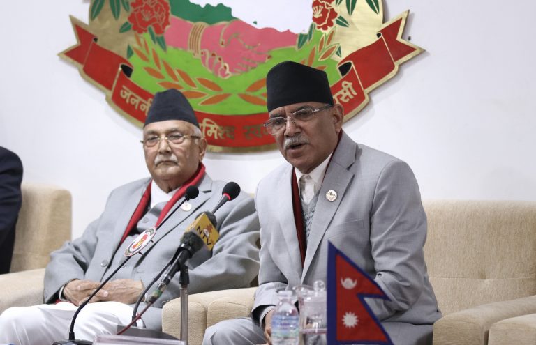 प्रधानमन्त्री पुष्पकमल दाहाल ‘प्रचण्ड’ र नेकपा एमालेका अध्यक्ष केपी शर्मा ओलीबीच बालुवाटारमा भेटघाट