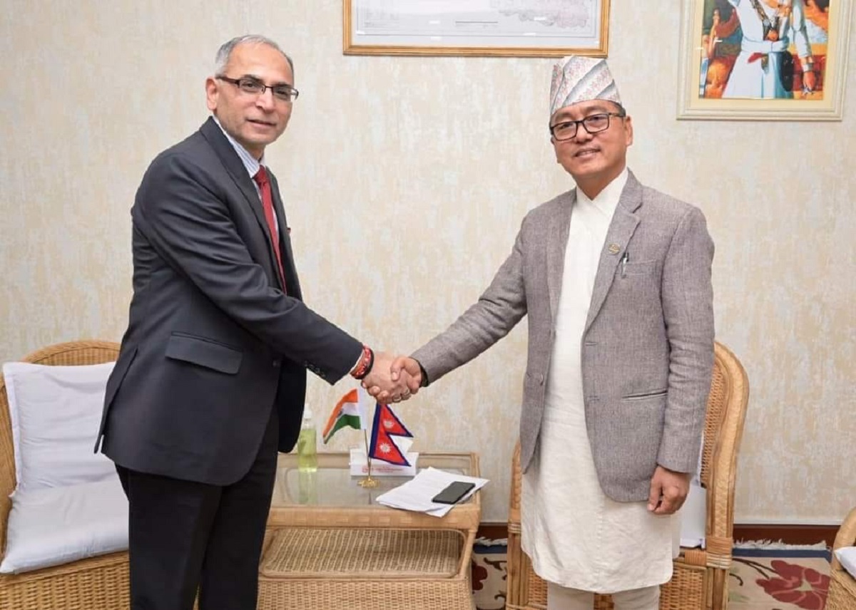 उपप्रधान एवं ऊर्जा, जलस्रोत तथा सिँचाइमन्त्री राजेन्द्र लिङ्देन र भारतीय विदेश सचिव विनयमोहन क्वात्राबीच भेटवार्ता