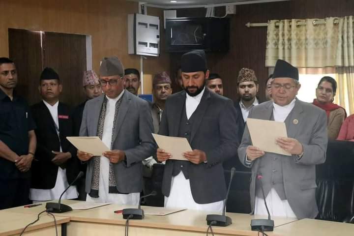 नवनिर्वाचित प्रतिनिधिसभा सदस्य रवि लामिछाने र स्वर्णिम वाग्लेले आज पद तथा गोपनीयताको शपथ लिए