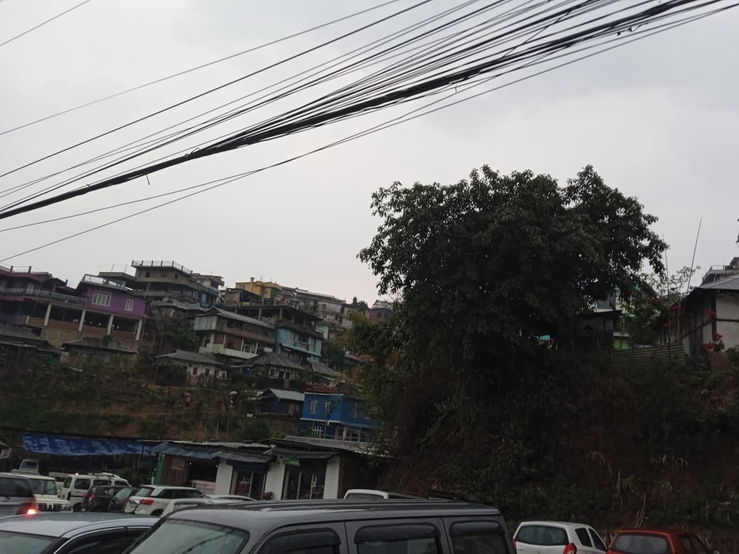 देशका पहाडी भू–भागका थोरै स्थानहरूमा मेघ गर्जन र चट्याङ्गसहित हल्का र क्षणिक वर्षाको सम्भावना