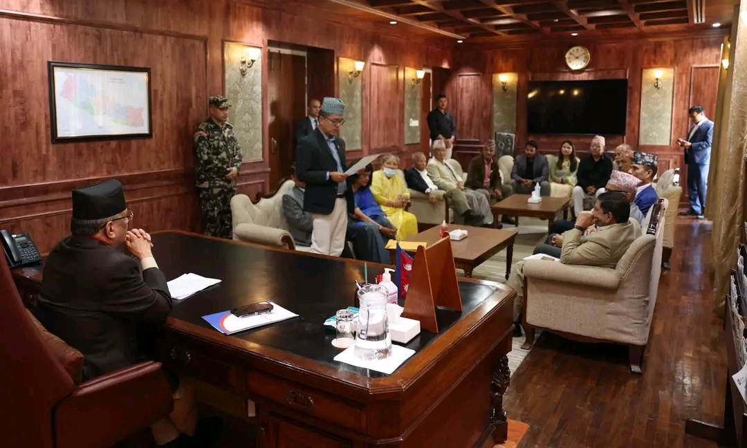 राप्रपाले भ्रष्टाचार र भ्रष्टाचारीविरुद्ध प्रधानमन्त्री पुष्पकमल दाहाल प्रचण्डलाई ज्ञापनपत्र बुझायाे