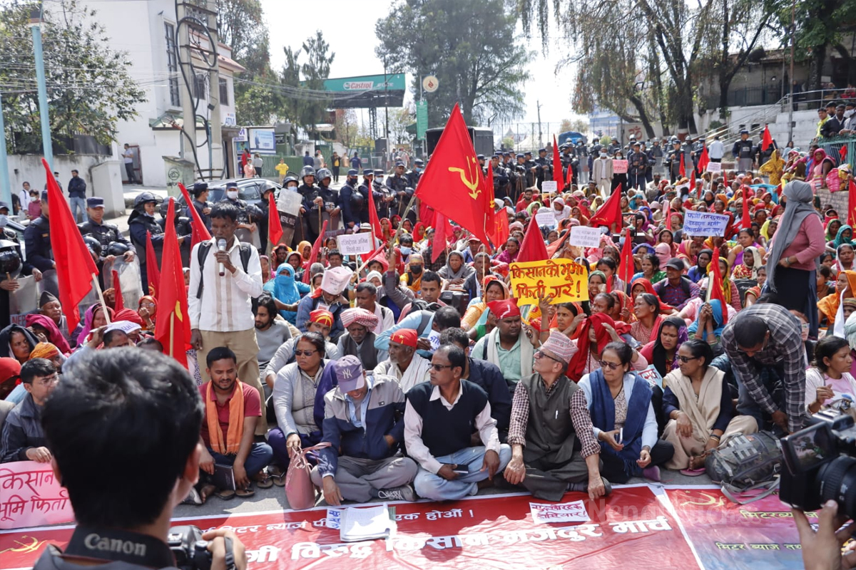 मिटरव्याजविरूद्ध कानून बनाउन माग गर्दै संघीय संसद भवन घेराउ