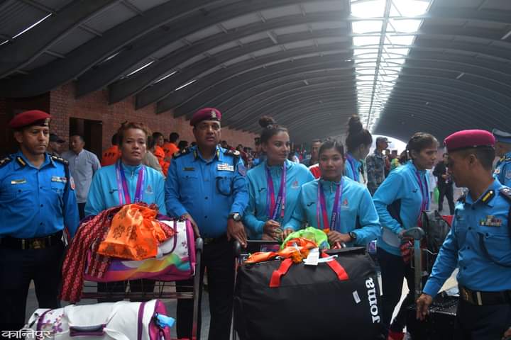 प्रहरी अतिरिक्त महानिरीक्षक सन्दिप भण्डारीद्वारा एशियन गेम्समा प्रदर्शन गर्ने खेलाडी तथा अफिसियलहरुलाई त्रिभुवन अन्तर्राष्ट्रिय विमानस्थलमा स्वागत