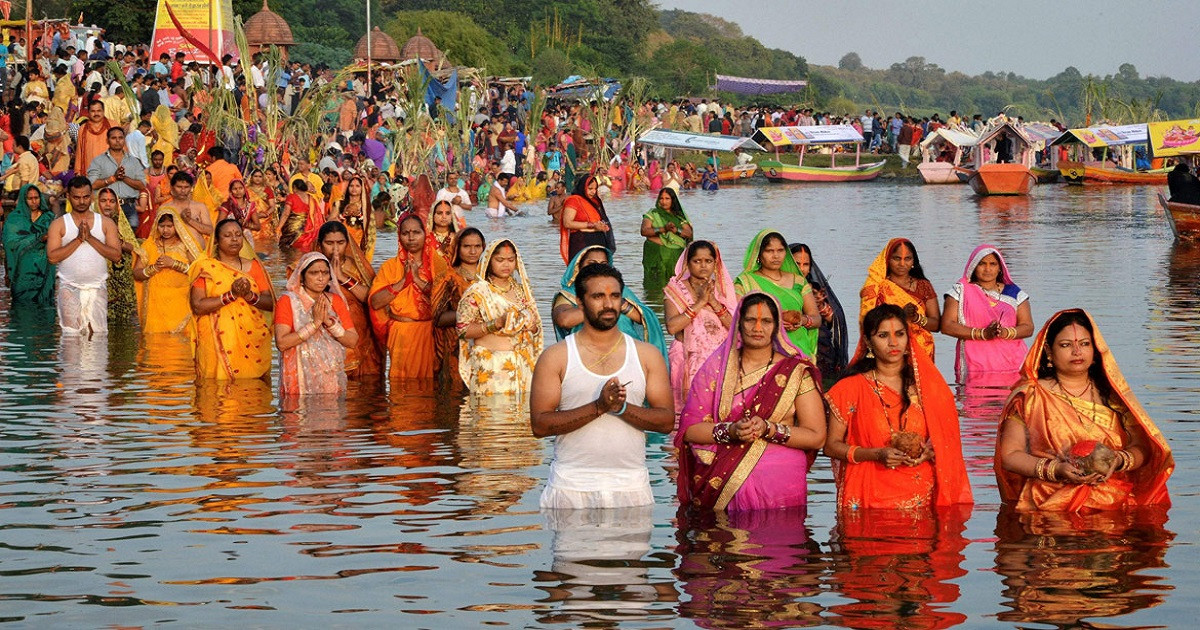 आज बिहान उदाउँदो सूर्यलाई अर्घ्य दिँदै छठ पर्व सम्पन्न