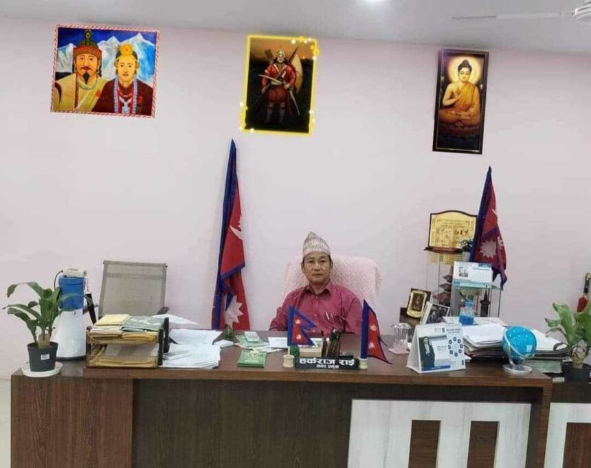 मेयर हर्क साम्पाङ राईले आफ्नो कार्यकक्षबाट प्रधानमन्त्री र राष्ट्रपतिको तस्बिर हटाए