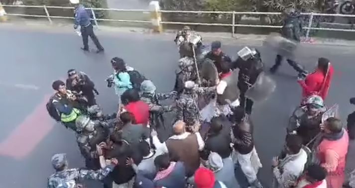 धोती दिवस मनाउने क्रममा माइतीघरबाट जनमत पार्टीका अध्यक्ष सीके राउतसहित केही पक्राउ