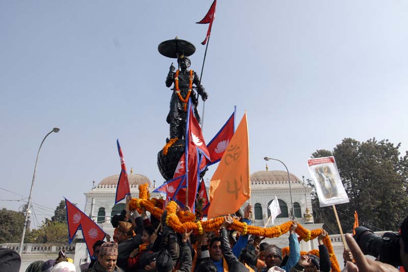 पृथ्वी जयन्तीको अवसरमा राष्ट्रपति रामचन्द्र पौडेलले पृथ्वीनारायण शाहको शालिकमा माल्यार्पण गर्ने